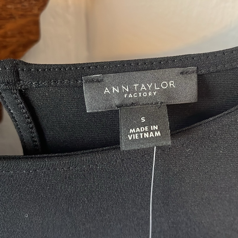 Ann Taylor Factory Puff 3/4 Sleeve Swing Top - Picture 4 of 6